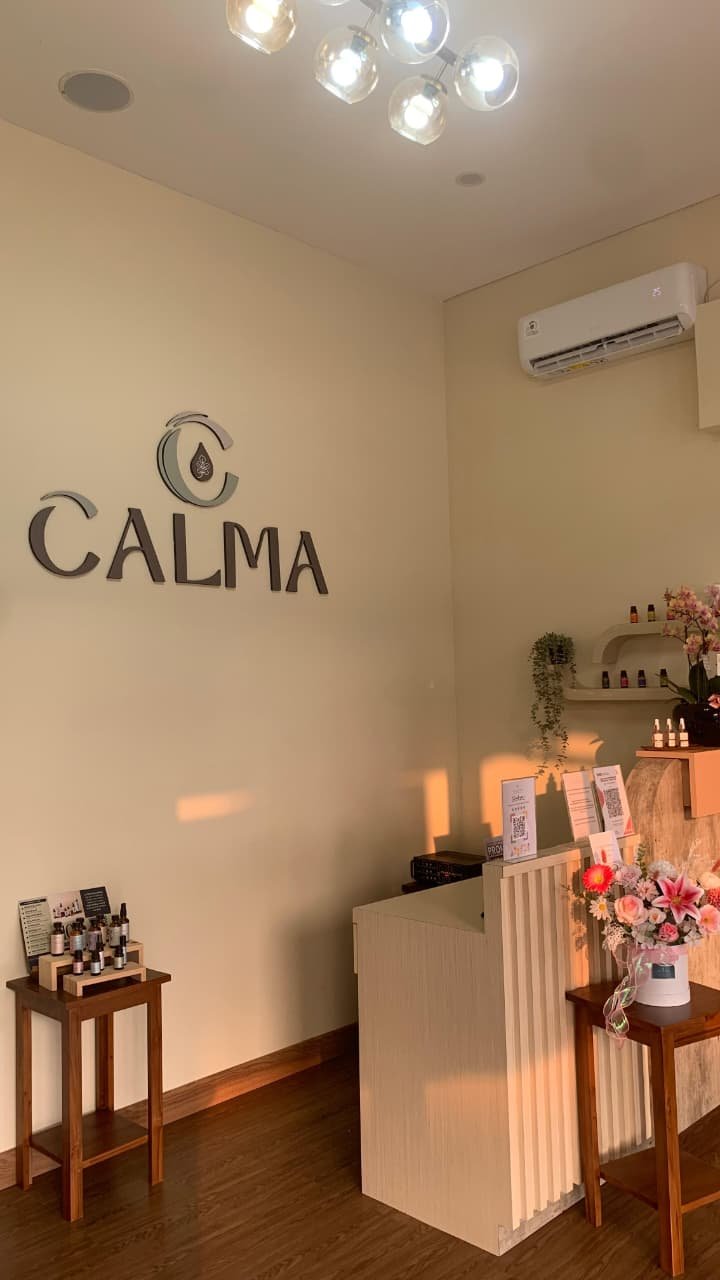 Ruang pijat yang menenangkan dengan dekorasi alami di Calma Family Massage & Reflexology